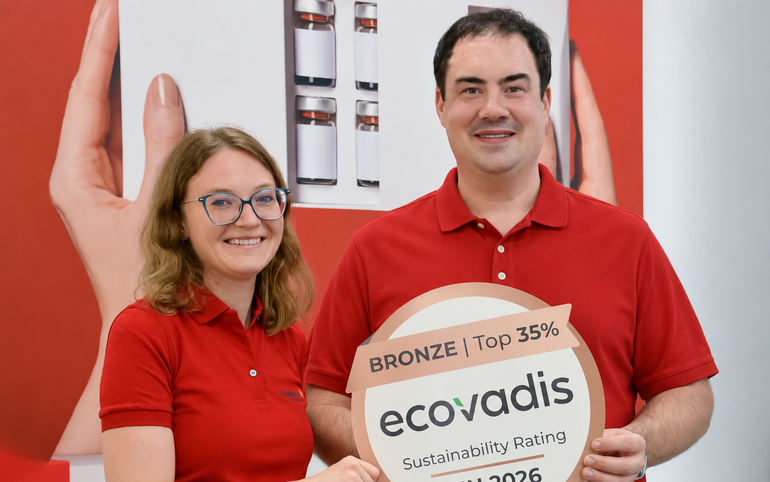 Z brązowego medalu EcoVadis 2026 dla Grupy Karl Knauer cieszą się Franziska Ebert, koordynatorka HSE w Karl Knauer, oraz Philipp Beyler, kierownik działu QHSE w Karl Knauer. © Karl Knauer KG, zmodyfikowane przy użyciu AI