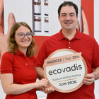 Z brązowego medalu EcoVadis 2026 dla Grupy Karl Knauer cieszą się Franziska Ebert, koordynatorka HSE w Karl Knauer, oraz Philipp Beyler, kierownik działu QHSE w Karl Knauer. © Karl Knauer KG, zmodyfikowane przy użyciu AI