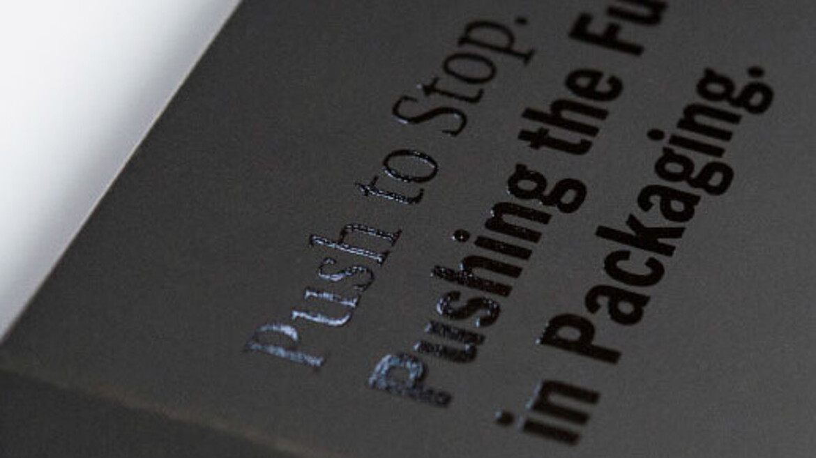 Czarny karton z czarnym błyszczącym napisem