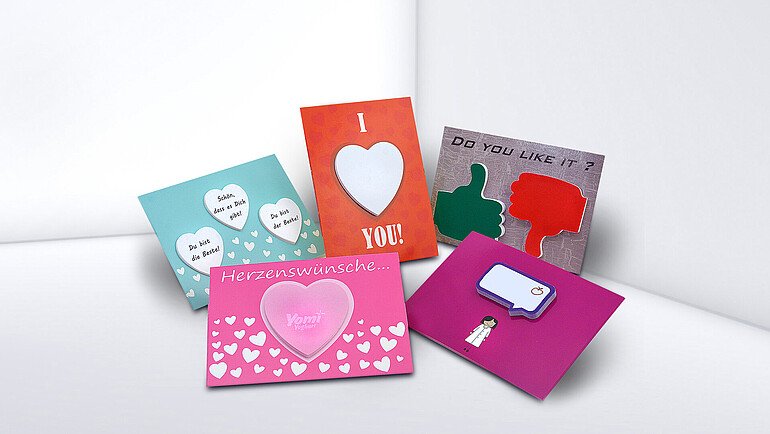 Różne kartki z nadrukiem i efektem 3D