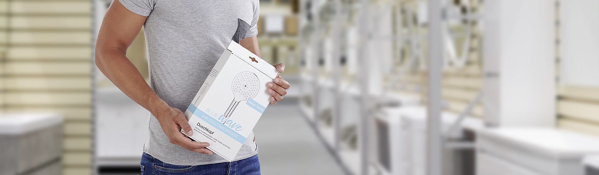 Mężczyzna trzyma produkt w ręce