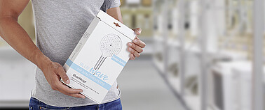 Mężczyzna trzyma produkt w ręce