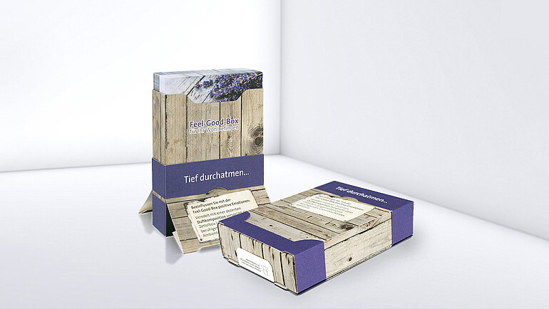 Pudełko kartonowe do postawienia z imitacją drewna i nadrukiem w postaci tekstu