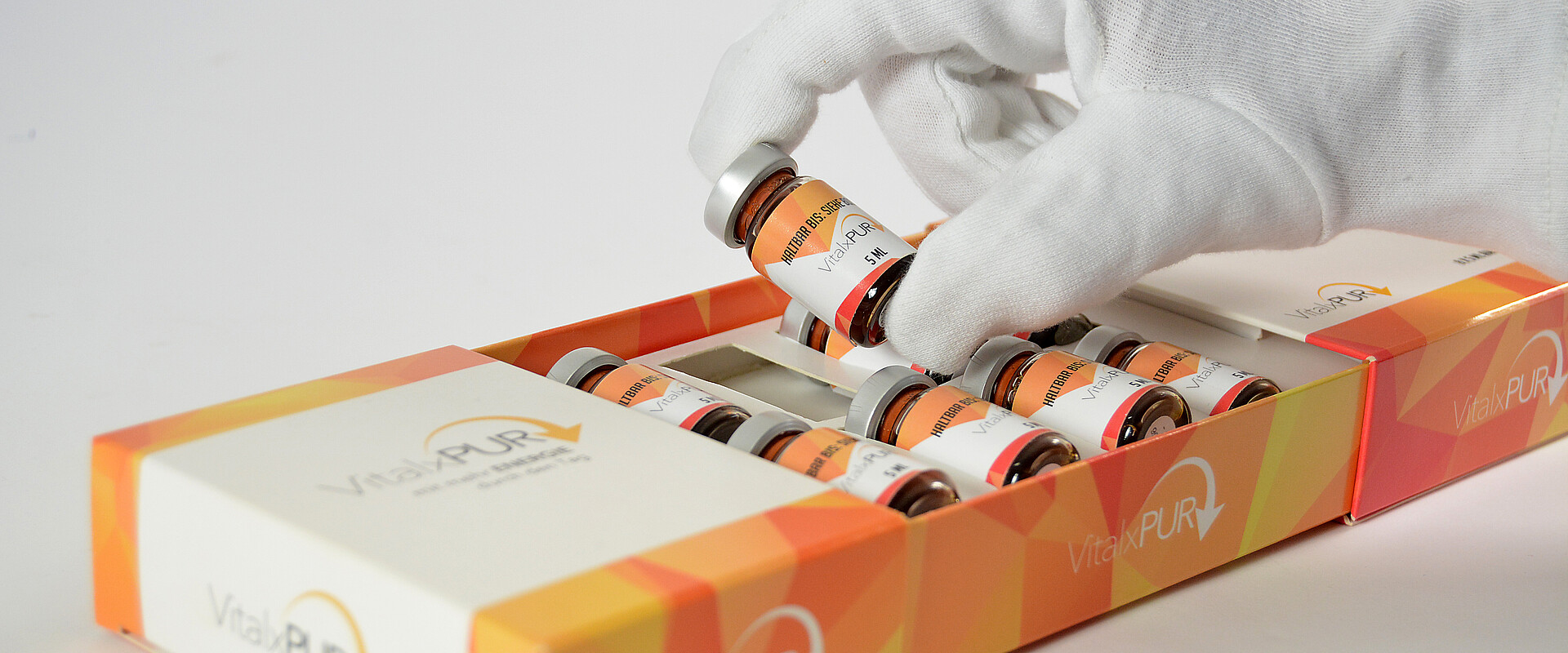 Pakowanie usługowe buteleczek w firmie Karl Knauer