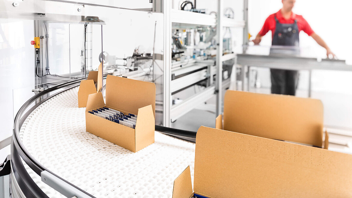 Przenośnik taśmowy z gotowymi opakowaniami