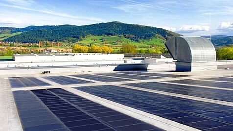 Dach płaski z panelami solarnymi