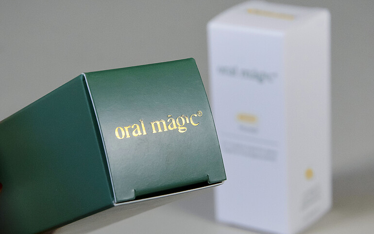 Szczegółowe ujęcie hot-stampingu, które nadaje pudełku składanemu ekskluzywny wygląd i wrażenie dotykowe. Projekt opakowania (c) Digitallotsen GmbH, produkcja i zdjęcie (c) Karl Knauer KG