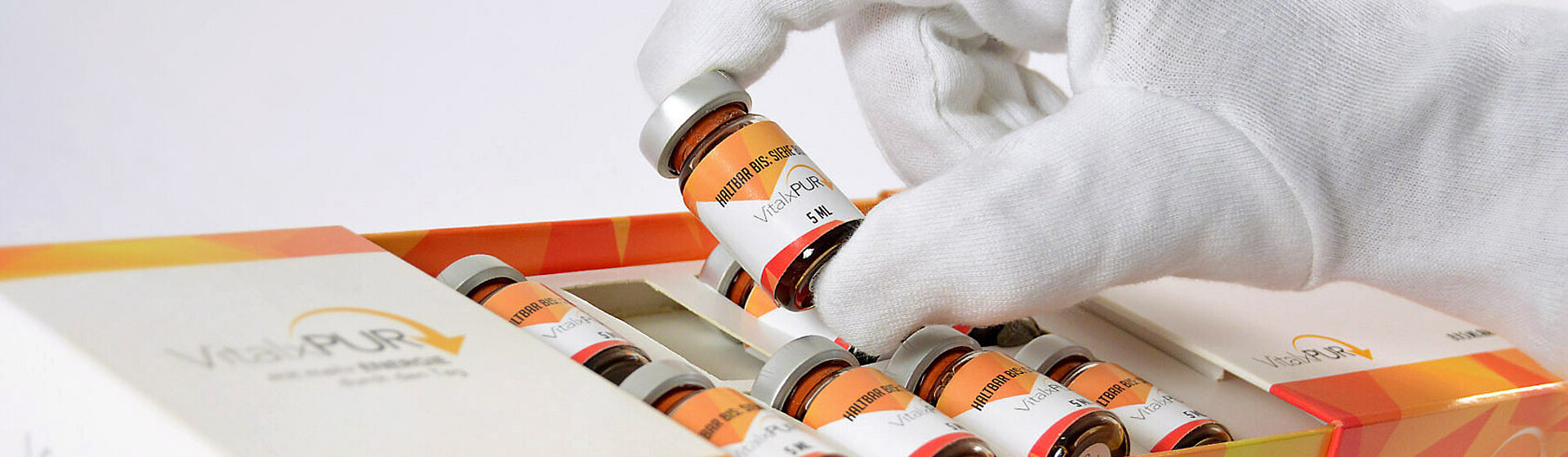 Pakowanie usługowe buteleczek w firmie Karl Knauer