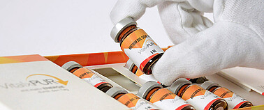 Pakowanie usługowe buteleczek w firmie Karl Knauer