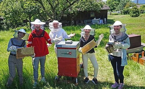 Zdjęcie grupowe przed ulem w pasiece Bienenmartin