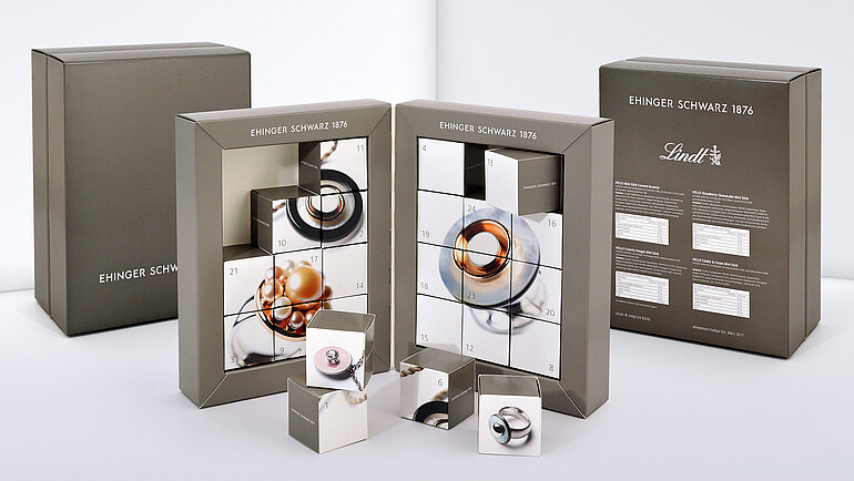 Kalendarz adwentowy do otwierania z zadrukowanymi kostkami z tektury 