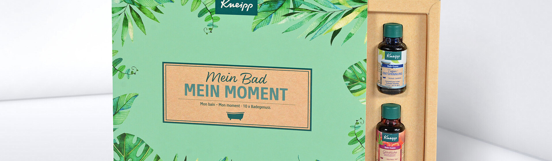 Wysuwane pudełka wypełnione małymi buteleczkami.