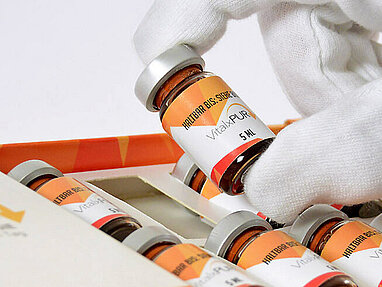 Pakowanie usługowe buteleczek w firmie Karl Knauer