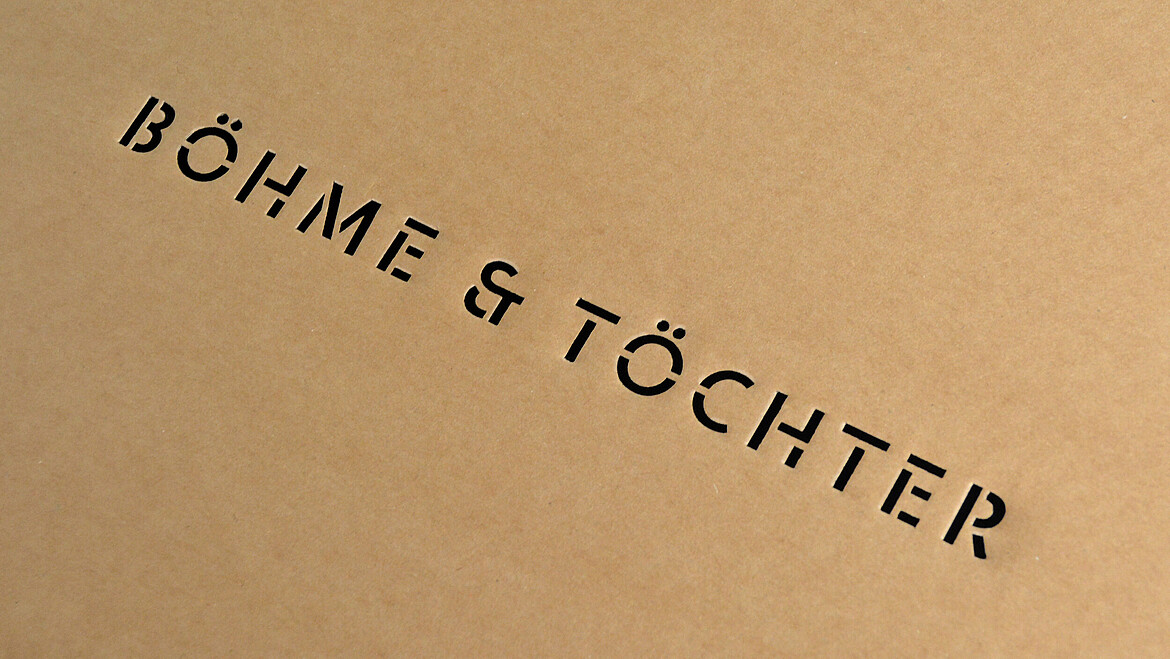 Karton prezentowy PURE line w kolorze naturalnym z tłoczeniem logo