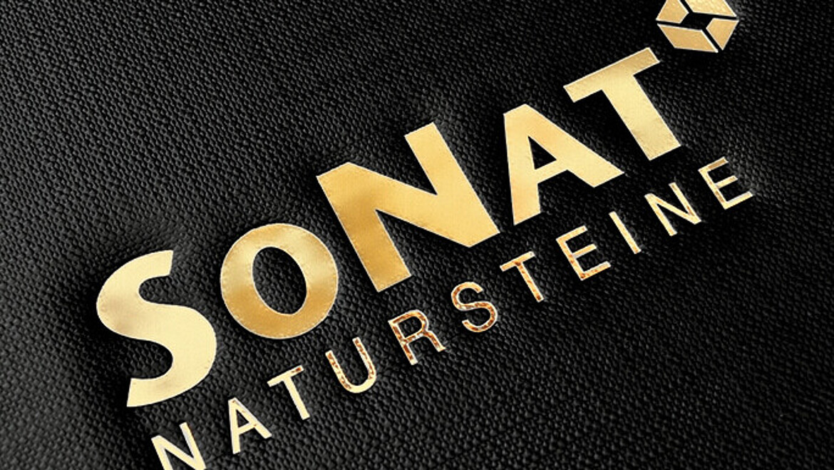 Karton prezentowy Struktura VITA w kolorze czarnym ze złotym tłoczeniem folią na gorąco